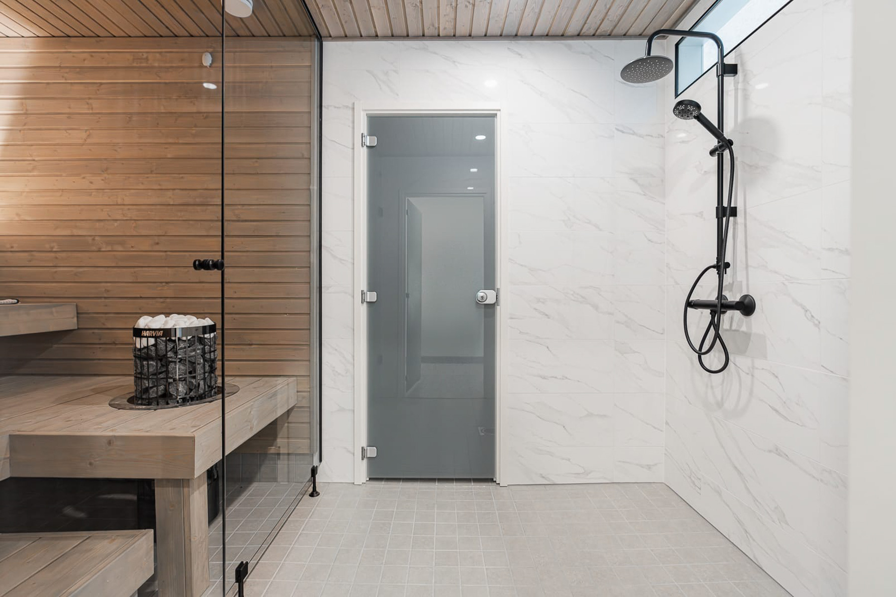 Pirkkalan Vanamo -valoisa sauna ja pesutilat