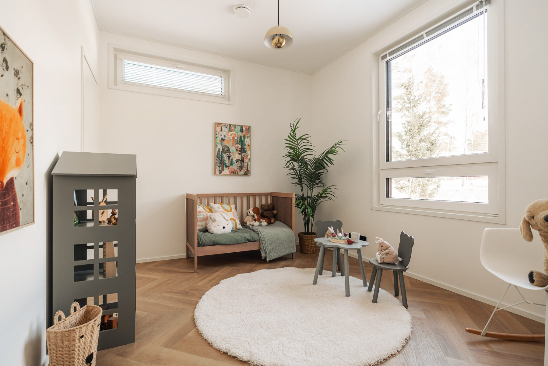 Pirkkalan Vanamo -valoisa olohuone suurilla ikkunoilla ja terassiyhteydellä