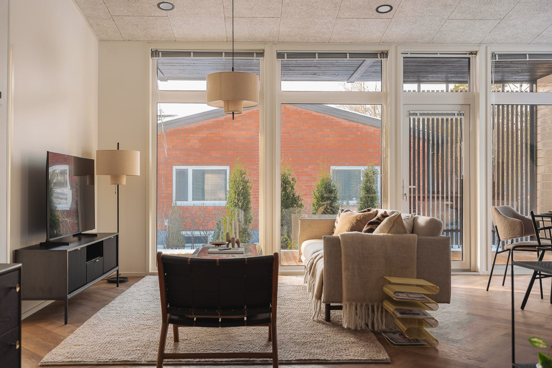 Pirkkalan Vanamo -valoisa olohuone suurilla ikkunoilla ja terassiyhteydellä