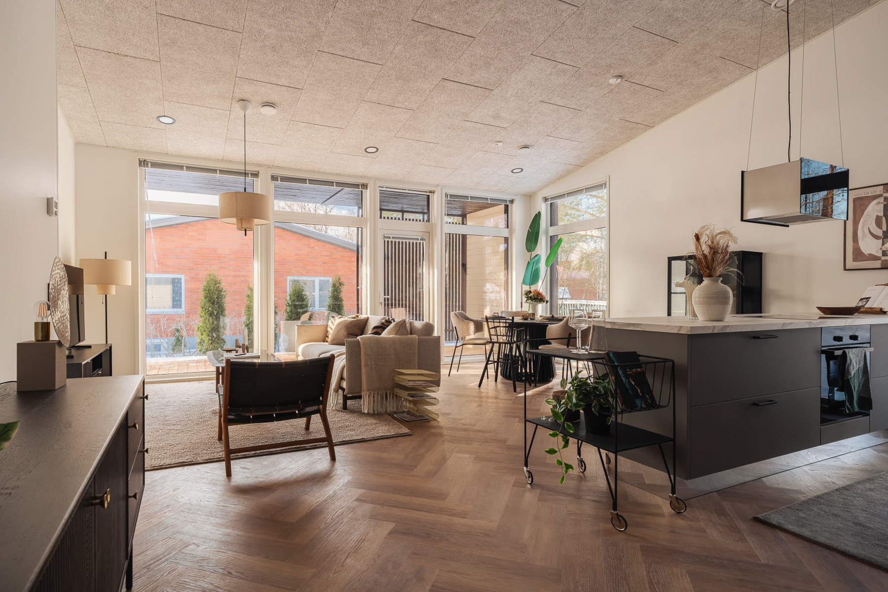 Pirkkalan Vanamo -olohuone ja avokeittiö luonnonvalossa