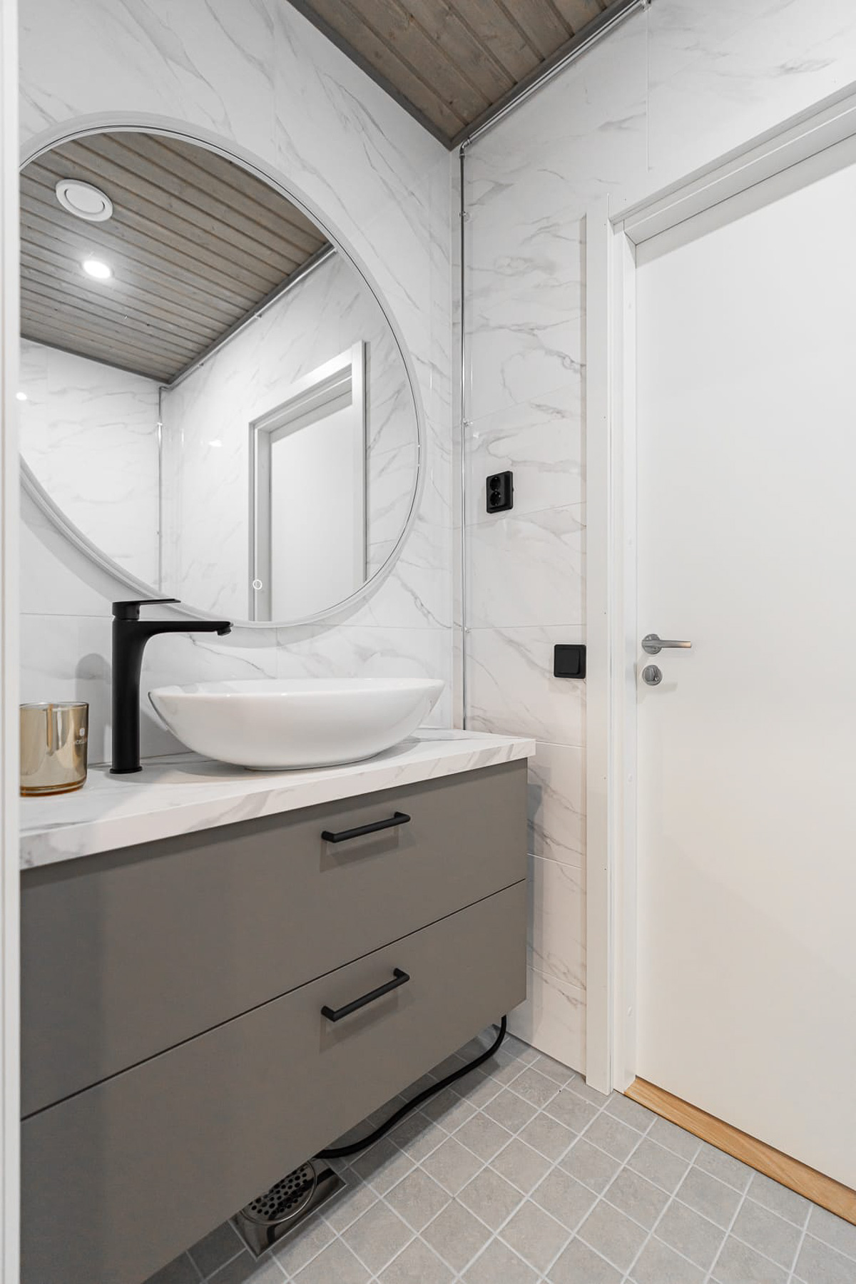 Pirkkalan Vanamo -valoisa kylpyhuone